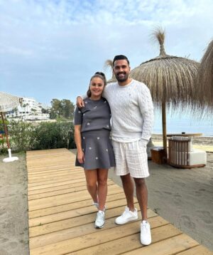 Lieke Martens Instagram - Swipe for some baby bump pics 🥰🌴🧸☀️