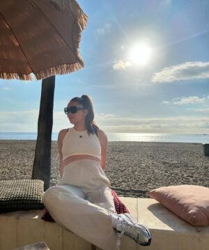 Lieke Martens Instagram - Swipe for some baby bump pics 🥰🌴🧸☀️