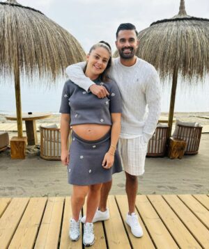 Lieke Martens Instagram - Swipe for some baby bump pics 🥰🌴🧸☀️