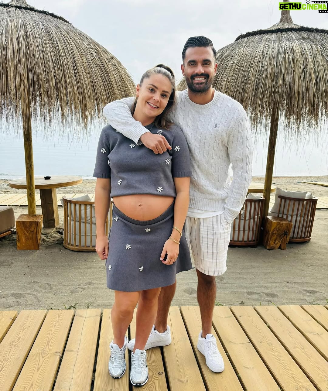 Lieke Martens - 59.6K Likes - Swipe for some baby bump pics 🥰🌴🧸☀️