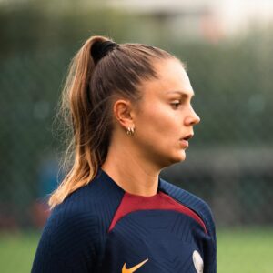 Lieke Martens Instagram - After three unforgettable seasons, the time has come to say goodbye to this amazing club.

I want to thank everyone at the club, my teammates, the staff and the amazing fans for helping to make this chapter in my career so special. A very, very special thanks goes to the board and the PSG staff for your unbelievable support and understanding during my pregnancy.

Thank you for standing by me and supporting me during the most important period of my life: becoming a mom. You and the club are absolute role models in women’s football and in the support of women’s rights.

Thank you for all the trust, love and memories.
Merci pour tout,
Lieke ❤️💙