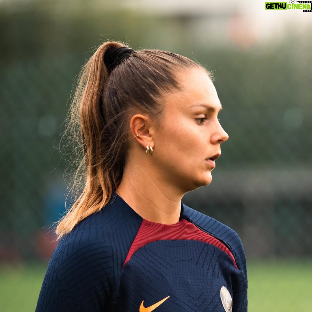 Lieke Martens - 47K Likes - After three unforgettable seasons, the time has come to say goodbye to this amazing club.

I want to thank everyone at the club, my teammates, the staff and the amazing fans for helping to make this chapter in my career so special. A very, very special thanks goes to the board and the PSG staff for your unbelievable support and understanding during my pregnancy.

Thank you for standing by me and supporting me during the most important period of my life: becoming a mom. You and the club are absolute role models in women’s football and in the support of women’s rights.

Thank you for all the trust, love and memories.
Merci pour tout,
Lieke ❤️💙