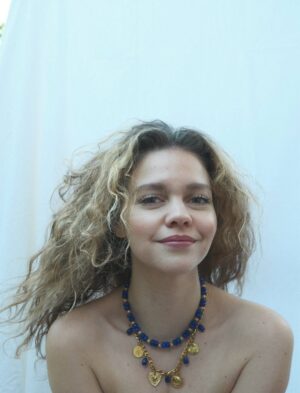 Lila Baklesi Instagram - ΑΚΟΛΟΥΘΕΙ ΣΕΝΤΟΝΙ, ΔΙΑΒΑΣΤΕ ΜΗΝ ΒΑΡΙΕΣΤΕ!

Η Λένα @lena_macadamia ήταν η πρώτη μου φίλη, ήταν ο πρώτος άνθρωπος που γνώρισα στο προνήπιο και τίποτα δεν θα μπορούσε να προετοιμάσει αυτά τα κοριτσάκια με τα φουσκωτά μάγουλα πού θα τις οδηγούσε αυτή τους η συνάντηση. 

Εκτός από τα μάγουλα,μοιραζόμαστε εδώ και χρόνια και μια αγάπη ακόμα : τα κοσμήματα και τις ιστορίες που μπορούν να σου πουν. 

Με θυμάμαι πάντα με  την μούρη κολλημένη στις προθήκες των μουσείων με κοσμήματα διαφόρων πολιτισμών. Να φαντάζομαι ιστορίες για τους ανθρώπους που τα έφτιαξαν και εκείνους που τα φόρεσαν.

Η Λένα είναι μια καλλιτέχνιδα που δημιουργεί με τα χέρια της κοσμήματα-στολίδια,με λατρεία για την τέχνη της. 

Πέρυσι, μετά από μια χρονιά γεμάτη με γυρίσματα και παραστάσεις σε όλη την Ελλάδα, που οδήγησε σε ένα μίνι burnout, βρέθηκα στην Ινδονησία μόνη για ένα μήνα, σε ένα ταξίδι που μου άλλαξε τη ζωή.

Μέσα σε αυτό το ταξίδι-και μετά από παρότρυνση της Λένας-βρέθηκα στο Celuk,ένα  χωριό στο Μπαλί με παράδοση στην κατασκευή κοσμημάτων.Εκεί έγινα ξανά εκείνο το παιδί με το πρόσωπο κολλημένο στις προθήκες.Ήξερα πώς ήθελα να νιώθει όποιος τα φοράει.

Ξεκίνησα να διαβάζω για τις ιδιότητες των ημιπολύτιμων λίθων και των μετάλλων.Πάντα υπό την καθοδήγηση της Λένας.
Η Λένα λοιπόν είναι η δασκάλα μου,η φίλη μου και η συνοδοιπόρος μου.
Βλέποντας ότι έχουμε ένα κοινό όραμα αποφασίσαμε να τολμήσουμε.

Τη λέξη αγκαλιδέ την είχαμε ακούσει σε ένα χωριό της Κρήτης και όταν ρωτήσαμε τι σημαίνει μας είπαν:Ό,τι χωράει μέσα σε μια αγκαλιά.

Δεν μπορούσαμε να σκεφτούμε ενα πιο ταιριαστό όνομα για αυτή τη νέα μας αγάπη.

Την στήριξη από τους φίλους μας την κρατάμε σαν φυλαχτό.
@exidaveloninatasa  @artemule @tz1na_ @thelazercowsocial @soneta_p @_the_nz__ @kontvicky @manolopoulosfurniture @pmarkezinis @baklesis_ @kosbibis @ekaterina_zis @abounti 
χωρίς εσάς το agaliδé θα ήταν μια ιδέα που θα έμπαινε στο συρτάρι.

Είναι το επιχειρείν εύκολο στην Ελλάδα;
Σε καμία περίπτωση.
Πιστεύω όμως ότι η ζωή θέλει τόλμη & θα χωρέσετε στην αγκαλιά σας το AgaliΔé @agalidejewelry ,αυτό το μικρό θαύμα,που με έβγαλε απ το comfort zone μου και μου άνοιξε δρόμους για καλλιτεχνική δημιουργία έξω από το χώρο της υποκριτικής.