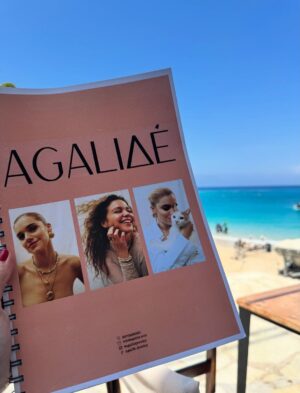 Lila Baklesi Instagram - ΑΚΟΛΟΥΘΕΙ ΣΕΝΤΟΝΙ, ΔΙΑΒΑΣΤΕ ΜΗΝ ΒΑΡΙΕΣΤΕ!

Η Λένα @lena_macadamia ήταν η πρώτη μου φίλη, ήταν ο πρώτος άνθρωπος που γνώρισα στο προνήπιο και τίποτα δεν θα μπορούσε να προετοιμάσει αυτά τα κοριτσάκια με τα φουσκωτά μάγουλα πού θα τις οδηγούσε αυτή τους η συνάντηση. 

Εκτός από τα μάγουλα,μοιραζόμαστε εδώ και χρόνια και μια αγάπη ακόμα : τα κοσμήματα και τις ιστορίες που μπορούν να σου πουν. 

Με θυμάμαι πάντα με  την μούρη κολλημένη στις προθήκες των μουσείων με κοσμήματα διαφόρων πολιτισμών. Να φαντάζομαι ιστορίες για τους ανθρώπους που τα έφτιαξαν και εκείνους που τα φόρεσαν.

Η Λένα είναι μια καλλιτέχνιδα που δημιουργεί με τα χέρια της κοσμήματα-στολίδια,με λατρεία για την τέχνη της. 

Πέρυσι, μετά από μια χρονιά γεμάτη με γυρίσματα και παραστάσεις σε όλη την Ελλάδα, που οδήγησε σε ένα μίνι burnout, βρέθηκα στην Ινδονησία μόνη για ένα μήνα, σε ένα ταξίδι που μου άλλαξε τη ζωή.

Μέσα σε αυτό το ταξίδι-και μετά από παρότρυνση της Λένας-βρέθηκα στο Celuk,ένα  χωριό στο Μπαλί με παράδοση στην κατασκευή κοσμημάτων.Εκεί έγινα ξανά εκείνο το παιδί με το πρόσωπο κολλημένο στις προθήκες.Ήξερα πώς ήθελα να νιώθει όποιος τα φοράει.

Ξεκίνησα να διαβάζω για τις ιδιότητες των ημιπολύτιμων λίθων και των μετάλλων.Πάντα υπό την καθοδήγηση της Λένας.
Η Λένα λοιπόν είναι η δασκάλα μου,η φίλη μου και η συνοδοιπόρος μου.
Βλέποντας ότι έχουμε ένα κοινό όραμα αποφασίσαμε να τολμήσουμε.

Τη λέξη αγκαλιδέ την είχαμε ακούσει σε ένα χωριό της Κρήτης και όταν ρωτήσαμε τι σημαίνει μας είπαν:Ό,τι χωράει μέσα σε μια αγκαλιά.

Δεν μπορούσαμε να σκεφτούμε ενα πιο ταιριαστό όνομα για αυτή τη νέα μας αγάπη.

Την στήριξη από τους φίλους μας την κρατάμε σαν φυλαχτό.
@exidaveloninatasa  @artemule @tz1na_ @thelazercowsocial @soneta_p @_the_nz__ @kontvicky @manolopoulosfurniture @pmarkezinis @baklesis_ @kosbibis @ekaterina_zis @abounti 
χωρίς εσάς το agaliδé θα ήταν μια ιδέα που θα έμπαινε στο συρτάρι.

Είναι το επιχειρείν εύκολο στην Ελλάδα;
Σε καμία περίπτωση.
Πιστεύω όμως ότι η ζωή θέλει τόλμη & θα χωρέσετε στην αγκαλιά σας το AgaliΔé @agalidejewelry ,αυτό το μικρό θαύμα,που με έβγαλε απ το comfort zone μου και μου άνοιξε δρόμους για καλλιτεχνική δημιουργία έξω από το χώρο της υποκριτικής.