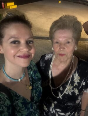 Lila Baklesi Instagram - ΑΚΟΛΟΥΘΕΙ ΣΕΝΤΟΝΙ, ΔΙΑΒΑΣΤΕ ΜΗΝ ΒΑΡΙΕΣΤΕ!

Η Λένα @lena_macadamia ήταν η πρώτη μου φίλη, ήταν ο πρώτος άνθρωπος που γνώρισα στο προνήπιο και τίποτα δεν θα μπορούσε να προετοιμάσει αυτά τα κοριτσάκια με τα φουσκωτά μάγουλα πού θα τις οδηγούσε αυτή τους η συνάντηση. 

Εκτός από τα μάγουλα,μοιραζόμαστε εδώ και χρόνια και μια αγάπη ακόμα : τα κοσμήματα και τις ιστορίες που μπορούν να σου πουν. 

Με θυμάμαι πάντα με  την μούρη κολλημένη στις προθήκες των μουσείων με κοσμήματα διαφόρων πολιτισμών. Να φαντάζομαι ιστορίες για τους ανθρώπους που τα έφτιαξαν και εκείνους που τα φόρεσαν.

Η Λένα είναι μια καλλιτέχνιδα που δημιουργεί με τα χέρια της κοσμήματα-στολίδια,με λατρεία για την τέχνη της. 

Πέρυσι, μετά από μια χρονιά γεμάτη με γυρίσματα και παραστάσεις σε όλη την Ελλάδα, που οδήγησε σε ένα μίνι burnout, βρέθηκα στην Ινδονησία μόνη για ένα μήνα, σε ένα ταξίδι που μου άλλαξε τη ζωή.

Μέσα σε αυτό το ταξίδι-και μετά από παρότρυνση της Λένας-βρέθηκα στο Celuk,ένα  χωριό στο Μπαλί με παράδοση στην κατασκευή κοσμημάτων.Εκεί έγινα ξανά εκείνο το παιδί με το πρόσωπο κολλημένο στις προθήκες.Ήξερα πώς ήθελα να νιώθει όποιος τα φοράει.

Ξεκίνησα να διαβάζω για τις ιδιότητες των ημιπολύτιμων λίθων και των μετάλλων.Πάντα υπό την καθοδήγηση της Λένας.
Η Λένα λοιπόν είναι η δασκάλα μου,η φίλη μου και η συνοδοιπόρος μου.
Βλέποντας ότι έχουμε ένα κοινό όραμα αποφασίσαμε να τολμήσουμε.

Τη λέξη αγκαλιδέ την είχαμε ακούσει σε ένα χωριό της Κρήτης και όταν ρωτήσαμε τι σημαίνει μας είπαν:Ό,τι χωράει μέσα σε μια αγκαλιά.

Δεν μπορούσαμε να σκεφτούμε ενα πιο ταιριαστό όνομα για αυτή τη νέα μας αγάπη.

Την στήριξη από τους φίλους μας την κρατάμε σαν φυλαχτό.
@exidaveloninatasa  @artemule @tz1na_ @thelazercowsocial @soneta_p @_the_nz__ @kontvicky @manolopoulosfurniture @pmarkezinis @baklesis_ @kosbibis @ekaterina_zis @abounti 
χωρίς εσάς το agaliδé θα ήταν μια ιδέα που θα έμπαινε στο συρτάρι.

Είναι το επιχειρείν εύκολο στην Ελλάδα;
Σε καμία περίπτωση.
Πιστεύω όμως ότι η ζωή θέλει τόλμη & θα χωρέσετε στην αγκαλιά σας το AgaliΔé @agalidejewelry ,αυτό το μικρό θαύμα,που με έβγαλε απ το comfort zone μου και μου άνοιξε δρόμους για καλλιτεχνική δημιουργία έξω από το χώρο της υποκριτικής.