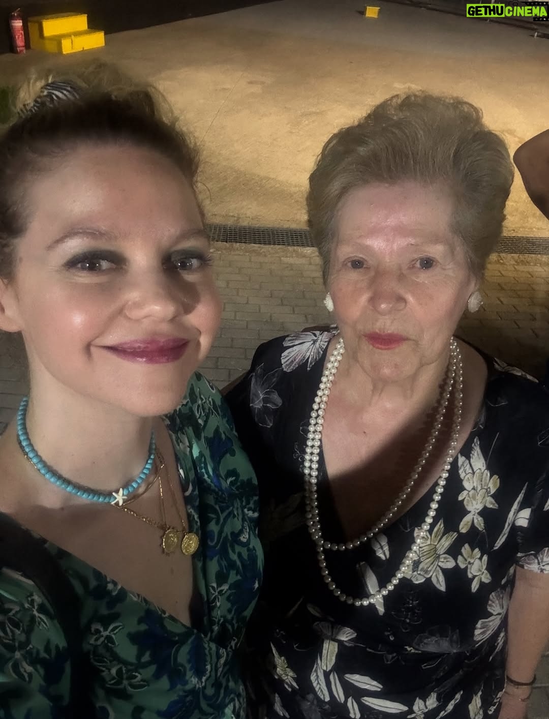 Lila Baklesi - 7.9K Likes - ΑΚΟΛΟΥΘΕΙ ΣΕΝΤΟΝΙ, ΔΙΑΒΑΣΤΕ ΜΗΝ ΒΑΡΙΕΣΤΕ!

Η Λένα @lena_macadamia ήταν η πρώτη μου φίλη, ήταν ο πρώτος άνθρωπος που γνώρισα στο προνήπιο και τίποτα δεν θα μπορούσε να προετοιμάσει αυτά τα κοριτσάκια με τα φουσκωτά μάγουλα πού θα τις οδηγούσε αυτή τους η συνάντηση. 

Εκτός από τα μάγουλα,μοιραζόμαστε εδώ και χρόνια και μια αγάπη ακόμα : τα κοσμήματα και τις ιστορίες που μπορούν να σου πουν. 

Με θυμάμαι πάντα με  την μούρη κολλημένη στις προθήκες των μουσείων με κοσμήματα διαφόρων πολιτισμών. Να φαντάζομαι ιστορίες για τους ανθρώπους που τα έφτιαξαν και εκείνους που τα φόρεσαν.

Η Λένα είναι μια καλλιτέχνιδα που δημιουργεί με τα χέρια της κοσμήματα-στολίδια,με λατρεία για την τέχνη της. 

Πέρυσι, μετά από μια χρονιά γεμάτη με γυρίσματα και παραστάσεις σε όλη την Ελλάδα, που οδήγησε σε ένα μίνι burnout, βρέθηκα στην Ινδονησία μόνη για ένα μήνα, σε ένα ταξίδι που μου άλλαξε τη ζωή.

Μέσα σε αυτό το ταξίδι-και μετά από παρότρυνση της Λένας-βρέθηκα στο Celuk,ένα  χωριό στο Μπαλί με παράδοση στην κατασκευή κοσμημάτων.Εκεί έγινα ξανά εκείνο το παιδί με το πρόσωπο κολλημένο στις προθήκες.Ήξερα πώς ήθελα να νιώθει όποιος τα φοράει.

Ξεκίνησα να διαβάζω για τις ιδιότητες των ημιπολύτιμων λίθων και των μετάλλων.Πάντα υπό την καθοδήγηση της Λένας.
Η Λένα λοιπόν είναι η δασκάλα μου,η φίλη μου και η συνοδοιπόρος μου.
Βλέποντας ότι έχουμε ένα κοινό όραμα αποφασίσαμε να τολμήσουμε.

Τη λέξη αγκαλιδέ την είχαμε ακούσει σε ένα χωριό της Κρήτης και όταν ρωτήσαμε τι σημαίνει μας είπαν:Ό,τι χωράει μέσα σε μια αγκαλιά.

Δεν μπορούσαμε να σκεφτούμε ενα πιο ταιριαστό όνομα για αυτή τη νέα μας αγάπη.

Την στήριξη από τους φίλους μας την κρατάμε σαν φυλαχτό.
@exidaveloninatasa  @artemule @tz1na_ @thelazercowsocial @soneta_p @_the_nz__ @kontvicky @manolopoulosfurniture @pmarkezinis @baklesis_ @kosbibis @ekaterina_zis @abounti 
χωρίς εσάς το agaliδé θα ήταν μια ιδέα που θα έμπαινε στο συρτάρι.

Είναι το επιχειρείν εύκολο στην Ελλάδα;
Σε καμία περίπτωση.
Πιστεύω όμως ότι η ζωή θέλει τόλμη & θα χωρέσετε στην αγκαλιά σας το AgaliΔé @agalidejewelry ,αυτό το μικρό θαύμα,που με έβγαλε απ το comfort zone μου και μου άνοιξε δρόμους για καλλιτεχνική δημιουργία έξω από το χώρο της υποκριτικής.