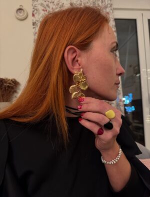 Lila Baklesi Instagram - ΑΚΟΛΟΥΘΕΙ ΣΕΝΤΟΝΙ, ΔΙΑΒΑΣΤΕ ΜΗΝ ΒΑΡΙΕΣΤΕ!

Η Λένα @lena_macadamia ήταν η πρώτη μου φίλη, ήταν ο πρώτος άνθρωπος που γνώρισα στο προνήπιο και τίποτα δεν θα μπορούσε να προετοιμάσει αυτά τα κοριτσάκια με τα φουσκωτά μάγουλα πού θα τις οδηγούσε αυτή τους η συνάντηση. 

Εκτός από τα μάγουλα,μοιραζόμαστε εδώ και χρόνια και μια αγάπη ακόμα : τα κοσμήματα και τις ιστορίες που μπορούν να σου πουν. 

Με θυμάμαι πάντα με  την μούρη κολλημένη στις προθήκες των μουσείων με κοσμήματα διαφόρων πολιτισμών. Να φαντάζομαι ιστορίες για τους ανθρώπους που τα έφτιαξαν και εκείνους που τα φόρεσαν.

Η Λένα είναι μια καλλιτέχνιδα που δημιουργεί με τα χέρια της κοσμήματα-στολίδια,με λατρεία για την τέχνη της. 

Πέρυσι, μετά από μια χρονιά γεμάτη με γυρίσματα και παραστάσεις σε όλη την Ελλάδα, που οδήγησε σε ένα μίνι burnout, βρέθηκα στην Ινδονησία μόνη για ένα μήνα, σε ένα ταξίδι που μου άλλαξε τη ζωή.

Μέσα σε αυτό το ταξίδι-και μετά από παρότρυνση της Λένας-βρέθηκα στο Celuk,ένα  χωριό στο Μπαλί με παράδοση στην κατασκευή κοσμημάτων.Εκεί έγινα ξανά εκείνο το παιδί με το πρόσωπο κολλημένο στις προθήκες.Ήξερα πώς ήθελα να νιώθει όποιος τα φοράει.

Ξεκίνησα να διαβάζω για τις ιδιότητες των ημιπολύτιμων λίθων και των μετάλλων.Πάντα υπό την καθοδήγηση της Λένας.
Η Λένα λοιπόν είναι η δασκάλα μου,η φίλη μου και η συνοδοιπόρος μου.
Βλέποντας ότι έχουμε ένα κοινό όραμα αποφασίσαμε να τολμήσουμε.

Τη λέξη αγκαλιδέ την είχαμε ακούσει σε ένα χωριό της Κρήτης και όταν ρωτήσαμε τι σημαίνει μας είπαν:Ό,τι χωράει μέσα σε μια αγκαλιά.

Δεν μπορούσαμε να σκεφτούμε ενα πιο ταιριαστό όνομα για αυτή τη νέα μας αγάπη.

Την στήριξη από τους φίλους μας την κρατάμε σαν φυλαχτό.
@exidaveloninatasa  @artemule @tz1na_ @thelazercowsocial @soneta_p @_the_nz__ @kontvicky @manolopoulosfurniture @pmarkezinis @baklesis_ @kosbibis @ekaterina_zis @abounti 
χωρίς εσάς το agaliδé θα ήταν μια ιδέα που θα έμπαινε στο συρτάρι.

Είναι το επιχειρείν εύκολο στην Ελλάδα;
Σε καμία περίπτωση.
Πιστεύω όμως ότι η ζωή θέλει τόλμη & θα χωρέσετε στην αγκαλιά σας το AgaliΔé @agalidejewelry ,αυτό το μικρό θαύμα,που με έβγαλε απ το comfort zone μου και μου άνοιξε δρόμους για καλλιτεχνική δημιουργία έξω από το χώρο της υποκριτικής.