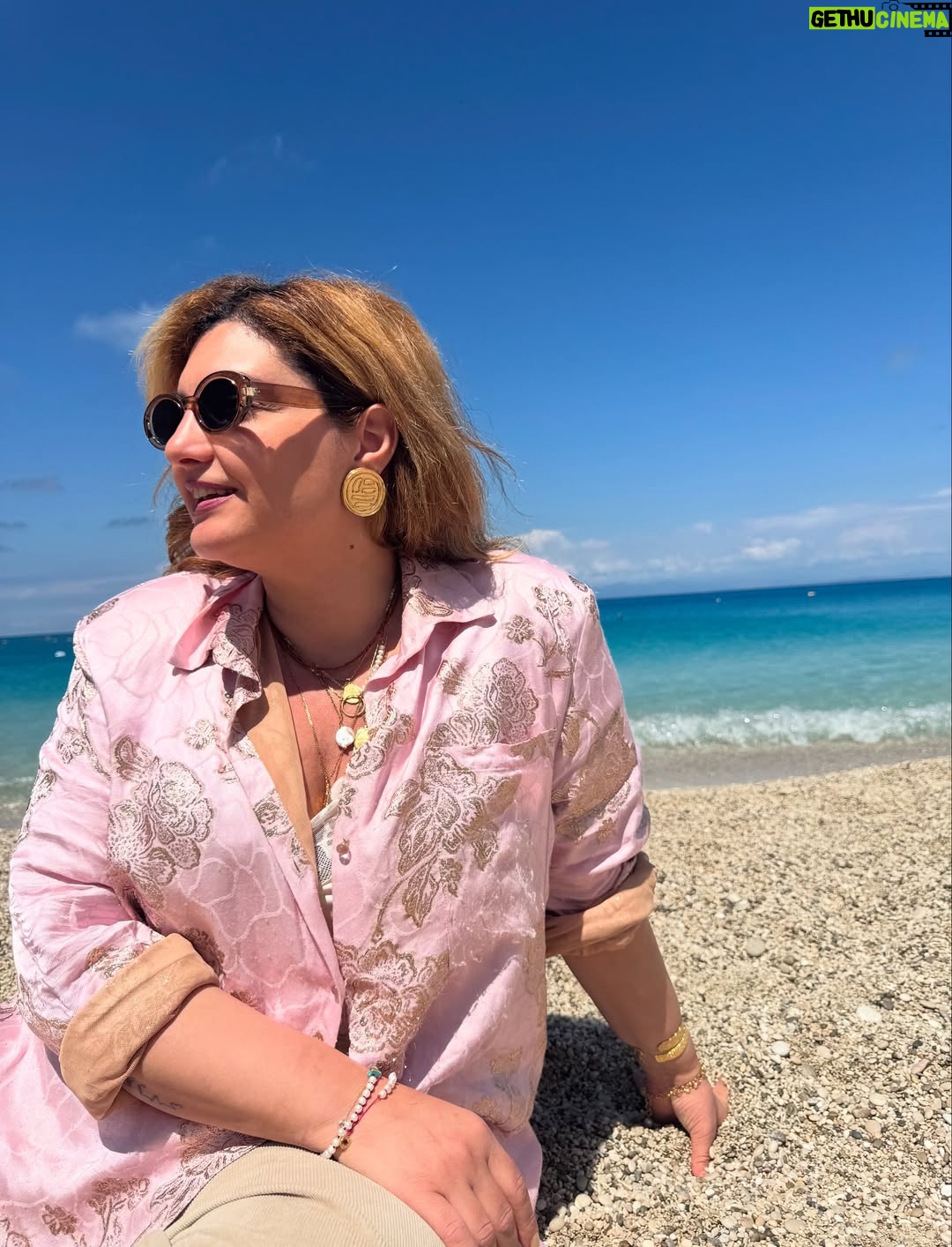 Lila Baklesi - 7.9K Likes - ΑΚΟΛΟΥΘΕΙ ΣΕΝΤΟΝΙ, ΔΙΑΒΑΣΤΕ ΜΗΝ ΒΑΡΙΕΣΤΕ!

Η Λένα @lena_macadamia ήταν η πρώτη μου φίλη, ήταν ο πρώτος άνθρωπος που γνώρισα στο προνήπιο και τίποτα δεν θα μπορούσε να προετοιμάσει αυτά τα κοριτσάκια με τα φουσκωτά μάγουλα πού θα τις οδηγούσε αυτή τους η συνάντηση. 

Εκτός από τα μάγουλα,μοιραζόμαστε εδώ και χρόνια και μια αγάπη ακόμα : τα κοσμήματα και τις ιστορίες που μπορούν να σου πουν. 

Με θυμάμαι πάντα με  την μούρη κολλημένη στις προθήκες των μουσείων με κοσμήματα διαφόρων πολιτισμών. Να φαντάζομαι ιστορίες για τους ανθρώπους που τα έφτιαξαν και εκείνους που τα φόρεσαν.

Η Λένα είναι μια καλλιτέχνιδα που δημιουργεί με τα χέρια της κοσμήματα-στολίδια,με λατρεία για την τέχνη της. 

Πέρυσι, μετά από μια χρονιά γεμάτη με γυρίσματα και παραστάσεις σε όλη την Ελλάδα, που οδήγησε σε ένα μίνι burnout, βρέθηκα στην Ινδονησία μόνη για ένα μήνα, σε ένα ταξίδι που μου άλλαξε τη ζωή.

Μέσα σε αυτό το ταξίδι-και μετά από παρότρυνση της Λένας-βρέθηκα στο Celuk,ένα  χωριό στο Μπαλί με παράδοση στην κατασκευή κοσμημάτων.Εκεί έγινα ξανά εκείνο το παιδί με το πρόσωπο κολλημένο στις προθήκες.Ήξερα πώς ήθελα να νιώθει όποιος τα φοράει.

Ξεκίνησα να διαβάζω για τις ιδιότητες των ημιπολύτιμων λίθων και των μετάλλων.Πάντα υπό την καθοδήγηση της Λένας.
Η Λένα λοιπόν είναι η δασκάλα μου,η φίλη μου και η συνοδοιπόρος μου.
Βλέποντας ότι έχουμε ένα κοινό όραμα αποφασίσαμε να τολμήσουμε.

Τη λέξη αγκαλιδέ την είχαμε ακούσει σε ένα χωριό της Κρήτης και όταν ρωτήσαμε τι σημαίνει μας είπαν:Ό,τι χωράει μέσα σε μια αγκαλιά.

Δεν μπορούσαμε να σκεφτούμε ενα πιο ταιριαστό όνομα για αυτή τη νέα μας αγάπη.

Την στήριξη από τους φίλους μας την κρατάμε σαν φυλαχτό.
@exidaveloninatasa  @artemule @tz1na_ @thelazercowsocial @soneta_p @_the_nz__ @kontvicky @manolopoulosfurniture @pmarkezinis @baklesis_ @kosbibis @ekaterina_zis @abounti 
χωρίς εσάς το agaliδé θα ήταν μια ιδέα που θα έμπαινε στο συρτάρι.

Είναι το επιχειρείν εύκολο στην Ελλάδα;
Σε καμία περίπτωση.
Πιστεύω όμως ότι η ζωή θέλει τόλμη & θα χωρέσετε στην αγκαλιά σας το AgaliΔé @agalidejewelry ,αυτό το μικρό θαύμα,που με έβγαλε απ το comfort zone μου και μου άνοιξε δρόμους για καλλιτεχνική δημιουργία έξω από το χώρο της υποκριτικής.