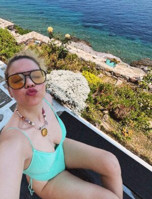 Lila Baklesi Instagram - ΑΚΟΛΟΥΘΕΙ ΣΕΝΤΟΝΙ, ΔΙΑΒΑΣΤΕ ΜΗΝ ΒΑΡΙΕΣΤΕ!

Η Λένα @lena_macadamia ήταν η πρώτη μου φίλη, ήταν ο πρώτος άνθρωπος που γνώρισα στο προνήπιο και τίποτα δεν θα μπορούσε να προετοιμάσει αυτά τα κοριτσάκια με τα φουσκωτά μάγουλα πού θα τις οδηγούσε αυτή τους η συνάντηση. 

Εκτός από τα μάγουλα,μοιραζόμαστε εδώ και χρόνια και μια αγάπη ακόμα : τα κοσμήματα και τις ιστορίες που μπορούν να σου πουν. 

Με θυμάμαι πάντα με  την μούρη κολλημένη στις προθήκες των μουσείων με κοσμήματα διαφόρων πολιτισμών. Να φαντάζομαι ιστορίες για τους ανθρώπους που τα έφτιαξαν και εκείνους που τα φόρεσαν.

Η Λένα είναι μια καλλιτέχνιδα που δημιουργεί με τα χέρια της κοσμήματα-στολίδια,με λατρεία για την τέχνη της. 

Πέρυσι, μετά από μια χρονιά γεμάτη με γυρίσματα και παραστάσεις σε όλη την Ελλάδα, που οδήγησε σε ένα μίνι burnout, βρέθηκα στην Ινδονησία μόνη για ένα μήνα, σε ένα ταξίδι που μου άλλαξε τη ζωή.

Μέσα σε αυτό το ταξίδι-και μετά από παρότρυνση της Λένας-βρέθηκα στο Celuk,ένα  χωριό στο Μπαλί με παράδοση στην κατασκευή κοσμημάτων.Εκεί έγινα ξανά εκείνο το παιδί με το πρόσωπο κολλημένο στις προθήκες.Ήξερα πώς ήθελα να νιώθει όποιος τα φοράει.

Ξεκίνησα να διαβάζω για τις ιδιότητες των ημιπολύτιμων λίθων και των μετάλλων.Πάντα υπό την καθοδήγηση της Λένας.
Η Λένα λοιπόν είναι η δασκάλα μου,η φίλη μου και η συνοδοιπόρος μου.
Βλέποντας ότι έχουμε ένα κοινό όραμα αποφασίσαμε να τολμήσουμε.

Τη λέξη αγκαλιδέ την είχαμε ακούσει σε ένα χωριό της Κρήτης και όταν ρωτήσαμε τι σημαίνει μας είπαν:Ό,τι χωράει μέσα σε μια αγκαλιά.

Δεν μπορούσαμε να σκεφτούμε ενα πιο ταιριαστό όνομα για αυτή τη νέα μας αγάπη.

Την στήριξη από τους φίλους μας την κρατάμε σαν φυλαχτό.
@exidaveloninatasa  @artemule @tz1na_ @thelazercowsocial @soneta_p @_the_nz__ @kontvicky @manolopoulosfurniture @pmarkezinis @baklesis_ @kosbibis @ekaterina_zis @abounti 
χωρίς εσάς το agaliδé θα ήταν μια ιδέα που θα έμπαινε στο συρτάρι.

Είναι το επιχειρείν εύκολο στην Ελλάδα;
Σε καμία περίπτωση.
Πιστεύω όμως ότι η ζωή θέλει τόλμη & θα χωρέσετε στην αγκαλιά σας το AgaliΔé @agalidejewelry ,αυτό το μικρό θαύμα,που με έβγαλε απ το comfort zone μου και μου άνοιξε δρόμους για καλλιτεχνική δημιουργία έξω από το χώρο της υποκριτικής.