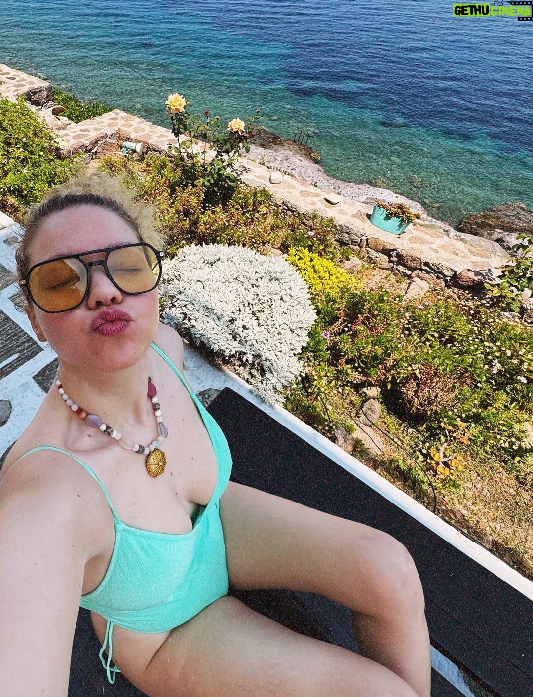 Lila Baklesi - 7.9K Likes - ΑΚΟΛΟΥΘΕΙ ΣΕΝΤΟΝΙ, ΔΙΑΒΑΣΤΕ ΜΗΝ ΒΑΡΙΕΣΤΕ!

Η Λένα @lena_macadamia ήταν η πρώτη μου φίλη, ήταν ο πρώτος άνθρωπος που γνώρισα στο προνήπιο και τίποτα δεν θα μπορούσε να προετοιμάσει αυτά τα κοριτσάκια με τα φουσκωτά μάγουλα πού θα τις οδηγούσε αυτή τους η συνάντηση. 

Εκτός από τα μάγουλα,μοιραζόμαστε εδώ και χρόνια και μια αγάπη ακόμα : τα κοσμήματα και τις ιστορίες που μπορούν να σου πουν. 

Με θυμάμαι πάντα με  την μούρη κολλημένη στις προθήκες των μουσείων με κοσμήματα διαφόρων πολιτισμών. Να φαντάζομαι ιστορίες για τους ανθρώπους που τα έφτιαξαν και εκείνους που τα φόρεσαν.

Η Λένα είναι μια καλλιτέχνιδα που δημιουργεί με τα χέρια της κοσμήματα-στολίδια,με λατρεία για την τέχνη της. 

Πέρυσι, μετά από μια χρονιά γεμάτη με γυρίσματα και παραστάσεις σε όλη την Ελλάδα, που οδήγησε σε ένα μίνι burnout, βρέθηκα στην Ινδονησία μόνη για ένα μήνα, σε ένα ταξίδι που μου άλλαξε τη ζωή.

Μέσα σε αυτό το ταξίδι-και μετά από παρότρυνση της Λένας-βρέθηκα στο Celuk,ένα  χωριό στο Μπαλί με παράδοση στην κατασκευή κοσμημάτων.Εκεί έγινα ξανά εκείνο το παιδί με το πρόσωπο κολλημένο στις προθήκες.Ήξερα πώς ήθελα να νιώθει όποιος τα φοράει.

Ξεκίνησα να διαβάζω για τις ιδιότητες των ημιπολύτιμων λίθων και των μετάλλων.Πάντα υπό την καθοδήγηση της Λένας.
Η Λένα λοιπόν είναι η δασκάλα μου,η φίλη μου και η συνοδοιπόρος μου.
Βλέποντας ότι έχουμε ένα κοινό όραμα αποφασίσαμε να τολμήσουμε.

Τη λέξη αγκαλιδέ την είχαμε ακούσει σε ένα χωριό της Κρήτης και όταν ρωτήσαμε τι σημαίνει μας είπαν:Ό,τι χωράει μέσα σε μια αγκαλιά.

Δεν μπορούσαμε να σκεφτούμε ενα πιο ταιριαστό όνομα για αυτή τη νέα μας αγάπη.

Την στήριξη από τους φίλους μας την κρατάμε σαν φυλαχτό.
@exidaveloninatasa  @artemule @tz1na_ @thelazercowsocial @soneta_p @_the_nz__ @kontvicky @manolopoulosfurniture @pmarkezinis @baklesis_ @kosbibis @ekaterina_zis @abounti 
χωρίς εσάς το agaliδé θα ήταν μια ιδέα που θα έμπαινε στο συρτάρι.

Είναι το επιχειρείν εύκολο στην Ελλάδα;
Σε καμία περίπτωση.
Πιστεύω όμως ότι η ζωή θέλει τόλμη & θα χωρέσετε στην αγκαλιά σας το AgaliΔé @agalidejewelry ,αυτό το μικρό θαύμα,που με έβγαλε απ το comfort zone μου και μου άνοιξε δρόμους για καλλιτεχνική δημιουργία έξω από το χώρο της υποκριτικής.