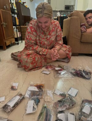 Lila Baklesi Instagram - ΑΚΟΛΟΥΘΕΙ ΣΕΝΤΟΝΙ, ΔΙΑΒΑΣΤΕ ΜΗΝ ΒΑΡΙΕΣΤΕ!

Η Λένα @lena_macadamia ήταν η πρώτη μου φίλη, ήταν ο πρώτος άνθρωπος που γνώρισα στο προνήπιο και τίποτα δεν θα μπορούσε να προετοιμάσει αυτά τα κοριτσάκια με τα φουσκωτά μάγουλα πού θα τις οδηγούσε αυτή τους η συνάντηση. 

Εκτός από τα μάγουλα,μοιραζόμαστε εδώ και χρόνια και μια αγάπη ακόμα : τα κοσμήματα και τις ιστορίες που μπορούν να σου πουν. 

Με θυμάμαι πάντα με  την μούρη κολλημένη στις προθήκες των μουσείων με κοσμήματα διαφόρων πολιτισμών. Να φαντάζομαι ιστορίες για τους ανθρώπους που τα έφτιαξαν και εκείνους που τα φόρεσαν.

Η Λένα είναι μια καλλιτέχνιδα που δημιουργεί με τα χέρια της κοσμήματα-στολίδια,με λατρεία για την τέχνη της. 

Πέρυσι, μετά από μια χρονιά γεμάτη με γυρίσματα και παραστάσεις σε όλη την Ελλάδα, που οδήγησε σε ένα μίνι burnout, βρέθηκα στην Ινδονησία μόνη για ένα μήνα, σε ένα ταξίδι που μου άλλαξε τη ζωή.

Μέσα σε αυτό το ταξίδι-και μετά από παρότρυνση της Λένας-βρέθηκα στο Celuk,ένα  χωριό στο Μπαλί με παράδοση στην κατασκευή κοσμημάτων.Εκεί έγινα ξανά εκείνο το παιδί με το πρόσωπο κολλημένο στις προθήκες.Ήξερα πώς ήθελα να νιώθει όποιος τα φοράει.

Ξεκίνησα να διαβάζω για τις ιδιότητες των ημιπολύτιμων λίθων και των μετάλλων.Πάντα υπό την καθοδήγηση της Λένας.
Η Λένα λοιπόν είναι η δασκάλα μου,η φίλη μου και η συνοδοιπόρος μου.
Βλέποντας ότι έχουμε ένα κοινό όραμα αποφασίσαμε να τολμήσουμε.

Τη λέξη αγκαλιδέ την είχαμε ακούσει σε ένα χωριό της Κρήτης και όταν ρωτήσαμε τι σημαίνει μας είπαν:Ό,τι χωράει μέσα σε μια αγκαλιά.

Δεν μπορούσαμε να σκεφτούμε ενα πιο ταιριαστό όνομα για αυτή τη νέα μας αγάπη.

Την στήριξη από τους φίλους μας την κρατάμε σαν φυλαχτό.
@exidaveloninatasa  @artemule @tz1na_ @thelazercowsocial @soneta_p @_the_nz__ @kontvicky @manolopoulosfurniture @pmarkezinis @baklesis_ @kosbibis @ekaterina_zis @abounti 
χωρίς εσάς το agaliδé θα ήταν μια ιδέα που θα έμπαινε στο συρτάρι.

Είναι το επιχειρείν εύκολο στην Ελλάδα;
Σε καμία περίπτωση.
Πιστεύω όμως ότι η ζωή θέλει τόλμη & θα χωρέσετε στην αγκαλιά σας το AgaliΔé @agalidejewelry ,αυτό το μικρό θαύμα,που με έβγαλε απ το comfort zone μου και μου άνοιξε δρόμους για καλλιτεχνική δημιουργία έξω από το χώρο της υποκριτικής.