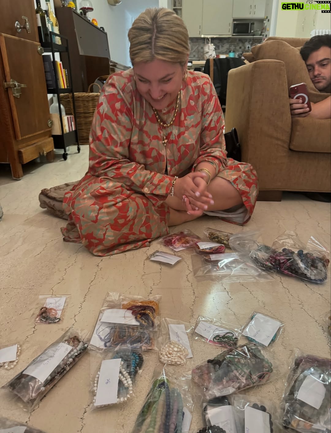 Lila Baklesi - 7.9K Likes - ΑΚΟΛΟΥΘΕΙ ΣΕΝΤΟΝΙ, ΔΙΑΒΑΣΤΕ ΜΗΝ ΒΑΡΙΕΣΤΕ!

Η Λένα @lena_macadamia ήταν η πρώτη μου φίλη, ήταν ο πρώτος άνθρωπος που γνώρισα στο προνήπιο και τίποτα δεν θα μπορούσε να προετοιμάσει αυτά τα κοριτσάκια με τα φουσκωτά μάγουλα πού θα τις οδηγούσε αυτή τους η συνάντηση. 

Εκτός από τα μάγουλα,μοιραζόμαστε εδώ και χρόνια και μια αγάπη ακόμα : τα κοσμήματα και τις ιστορίες που μπορούν να σου πουν. 

Με θυμάμαι πάντα με  την μούρη κολλημένη στις προθήκες των μουσείων με κοσμήματα διαφόρων πολιτισμών. Να φαντάζομαι ιστορίες για τους ανθρώπους που τα έφτιαξαν και εκείνους που τα φόρεσαν.

Η Λένα είναι μια καλλιτέχνιδα που δημιουργεί με τα χέρια της κοσμήματα-στολίδια,με λατρεία για την τέχνη της. 

Πέρυσι, μετά από μια χρονιά γεμάτη με γυρίσματα και παραστάσεις σε όλη την Ελλάδα, που οδήγησε σε ένα μίνι burnout, βρέθηκα στην Ινδονησία μόνη για ένα μήνα, σε ένα ταξίδι που μου άλλαξε τη ζωή.

Μέσα σε αυτό το ταξίδι-και μετά από παρότρυνση της Λένας-βρέθηκα στο Celuk,ένα  χωριό στο Μπαλί με παράδοση στην κατασκευή κοσμημάτων.Εκεί έγινα ξανά εκείνο το παιδί με το πρόσωπο κολλημένο στις προθήκες.Ήξερα πώς ήθελα να νιώθει όποιος τα φοράει.

Ξεκίνησα να διαβάζω για τις ιδιότητες των ημιπολύτιμων λίθων και των μετάλλων.Πάντα υπό την καθοδήγηση της Λένας.
Η Λένα λοιπόν είναι η δασκάλα μου,η φίλη μου και η συνοδοιπόρος μου.
Βλέποντας ότι έχουμε ένα κοινό όραμα αποφασίσαμε να τολμήσουμε.

Τη λέξη αγκαλιδέ την είχαμε ακούσει σε ένα χωριό της Κρήτης και όταν ρωτήσαμε τι σημαίνει μας είπαν:Ό,τι χωράει μέσα σε μια αγκαλιά.

Δεν μπορούσαμε να σκεφτούμε ενα πιο ταιριαστό όνομα για αυτή τη νέα μας αγάπη.

Την στήριξη από τους φίλους μας την κρατάμε σαν φυλαχτό.
@exidaveloninatasa  @artemule @tz1na_ @thelazercowsocial @soneta_p @_the_nz__ @kontvicky @manolopoulosfurniture @pmarkezinis @baklesis_ @kosbibis @ekaterina_zis @abounti 
χωρίς εσάς το agaliδé θα ήταν μια ιδέα που θα έμπαινε στο συρτάρι.

Είναι το επιχειρείν εύκολο στην Ελλάδα;
Σε καμία περίπτωση.
Πιστεύω όμως ότι η ζωή θέλει τόλμη & θα χωρέσετε στην αγκαλιά σας το AgaliΔé @agalidejewelry ,αυτό το μικρό θαύμα,που με έβγαλε απ το comfort zone μου και μου άνοιξε δρόμους για καλλιτεχνική δημιουργία έξω από το χώρο της υποκριτικής.