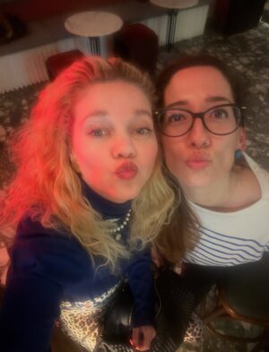 Lila Baklesi Instagram - ΑΚΟΛΟΥΘΕΙ ΣΕΝΤΟΝΙ, ΔΙΑΒΑΣΤΕ ΜΗΝ ΒΑΡΙΕΣΤΕ!

Η Λένα @lena_macadamia ήταν η πρώτη μου φίλη, ήταν ο πρώτος άνθρωπος που γνώρισα στο προνήπιο και τίποτα δεν θα μπορούσε να προετοιμάσει αυτά τα κοριτσάκια με τα φουσκωτά μάγουλα πού θα τις οδηγούσε αυτή τους η συνάντηση. 

Εκτός από τα μάγουλα,μοιραζόμαστε εδώ και χρόνια και μια αγάπη ακόμα : τα κοσμήματα και τις ιστορίες που μπορούν να σου πουν. 

Με θυμάμαι πάντα με  την μούρη κολλημένη στις προθήκες των μουσείων με κοσμήματα διαφόρων πολιτισμών. Να φαντάζομαι ιστορίες για τους ανθρώπους που τα έφτιαξαν και εκείνους που τα φόρεσαν.

Η Λένα είναι μια καλλιτέχνιδα που δημιουργεί με τα χέρια της κοσμήματα-στολίδια,με λατρεία για την τέχνη της. 

Πέρυσι, μετά από μια χρονιά γεμάτη με γυρίσματα και παραστάσεις σε όλη την Ελλάδα, που οδήγησε σε ένα μίνι burnout, βρέθηκα στην Ινδονησία μόνη για ένα μήνα, σε ένα ταξίδι που μου άλλαξε τη ζωή.

Μέσα σε αυτό το ταξίδι-και μετά από παρότρυνση της Λένας-βρέθηκα στο Celuk,ένα  χωριό στο Μπαλί με παράδοση στην κατασκευή κοσμημάτων.Εκεί έγινα ξανά εκείνο το παιδί με το πρόσωπο κολλημένο στις προθήκες.Ήξερα πώς ήθελα να νιώθει όποιος τα φοράει.

Ξεκίνησα να διαβάζω για τις ιδιότητες των ημιπολύτιμων λίθων και των μετάλλων.Πάντα υπό την καθοδήγηση της Λένας.
Η Λένα λοιπόν είναι η δασκάλα μου,η φίλη μου και η συνοδοιπόρος μου.
Βλέποντας ότι έχουμε ένα κοινό όραμα αποφασίσαμε να τολμήσουμε.

Τη λέξη αγκαλιδέ την είχαμε ακούσει σε ένα χωριό της Κρήτης και όταν ρωτήσαμε τι σημαίνει μας είπαν:Ό,τι χωράει μέσα σε μια αγκαλιά.

Δεν μπορούσαμε να σκεφτούμε ενα πιο ταιριαστό όνομα για αυτή τη νέα μας αγάπη.

Την στήριξη από τους φίλους μας την κρατάμε σαν φυλαχτό.
@exidaveloninatasa  @artemule @tz1na_ @thelazercowsocial @soneta_p @_the_nz__ @kontvicky @manolopoulosfurniture @pmarkezinis @baklesis_ @kosbibis @ekaterina_zis @abounti 
χωρίς εσάς το agaliδé θα ήταν μια ιδέα που θα έμπαινε στο συρτάρι.

Είναι το επιχειρείν εύκολο στην Ελλάδα;
Σε καμία περίπτωση.
Πιστεύω όμως ότι η ζωή θέλει τόλμη & θα χωρέσετε στην αγκαλιά σας το AgaliΔé @agalidejewelry ,αυτό το μικρό θαύμα,που με έβγαλε απ το comfort zone μου και μου άνοιξε δρόμους για καλλιτεχνική δημιουργία έξω από το χώρο της υποκριτικής.