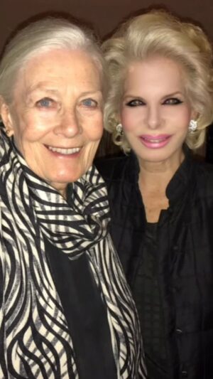 Lili Caneças Instagram - A jantar no Centro Cultural de Cascais com a grande actriz Dame Vanessa Redgrave, vencedora dum Óscar em Júlia 1977, mas para mim o Óscar mais importante da sua Vida foi ter casado com Franco Nero, um dos actores mais bonitos da história do cinema, eu disse-lhe isto e ela concordou e riu-se imenso❤️