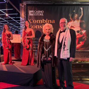 Lili Caneças Instagram - Sempre que estou em Portugal o meu Réveillon é no @casino.estoril desde os 15 anos de idade, é sempre e cada ano mais sofisticado, o jantar delicioso o serviço perfeito, com muito champagne este ano @champagnelaurentperrier e um fabuloso show do Lord of the Voices Fernando Pereira que ontem se superou e assim tivemos os melhores cantores do mundo no palco , desde Pavarotti a Louis Armstrong, agradeço ao @casino.estoril fazer parte da família e ao meu querido amigo de sempre Luís Perestrelo pela ótima companhia.
Desejo a todos os meus seguidores  muita saúde e alegria de viver e que em 2026 que vai ser um ano de grandes mudanças, realizem os seus sonhos com a certeza que podemos contribuir para um mundo melhor, basta um abraço, uma palavra, um sorriso🥂🥂🥂
@jeanlouisdavidportugal 
@ineslapamakeupartist