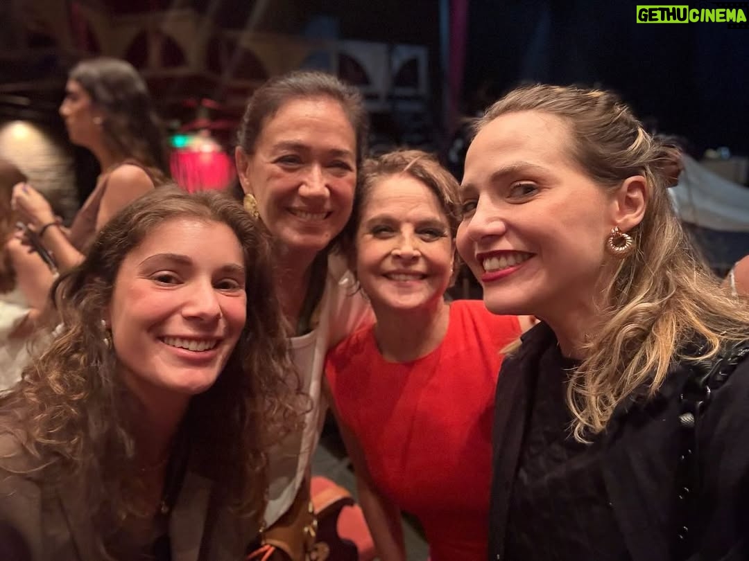 Lilia Cabral - 39.8K Likes - Uma noite para lembrar com muita alegria!!! Férias! Que delícia de espetáculo!!!!👏🏻👏🏻👏🏻👏🏻👏🏻👏🏻🌻♥️❤️