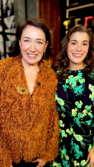 Lilia Cabral Instagram - Conversa entre mãe e filha? Temos! @lilia_cabral e @giuliabertolli, juntas no teatro com a peça “A Lista”, contam o que aprendem uma com a outra em cena. 

Assista hoje às 23h30 no @gnt, na @tvglobo logo depois do Jornal da Globo e a qualquer hora no @globoplay.