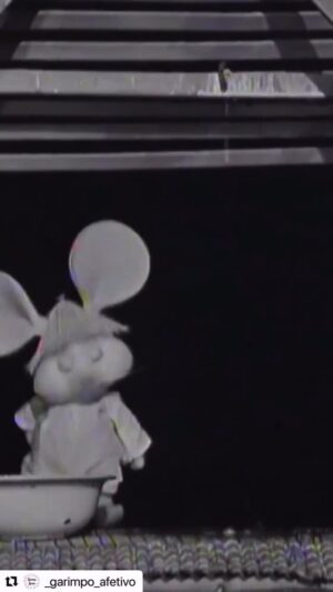 Lilia Cabral Instagram - Esse é o Topo Gigio, um ratinho famoso nos anos 70. Seu programa era de dia de semana e junto com ele Agildo Ribeiro. O dia do programa era esperado, e naquele dia o sono era uma festa. Esse rato permaneceu durante um tempo e quando foi embora, foi difícil de esquecer que ele não estaria mais todas as noites. Até pouco tempo atrás eu ainda tinha o boneco, raridade, mas a borracha estragou e não pude guardar mais! Mas agora tenho ele no meu insta, e não é só meu, é de todo mundo!