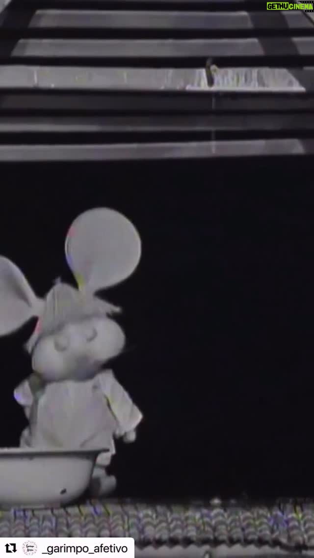 Lilia Cabral - 48.6K Likes - Esse é o Topo Gigio, um ratinho famoso nos anos 70. Seu programa era de dia de semana e junto com ele Agildo Ribeiro. O dia do programa era esperado, e naquele dia o sono era uma festa. Esse rato permaneceu durante um tempo e quando foi embora, foi difícil de esquecer que ele não estaria mais todas as noites. Até pouco tempo atrás eu ainda tinha o boneco, raridade, mas a borracha estragou e não pude guardar mais! Mas agora tenho ele no meu insta, e não é só meu, é de todo mundo!