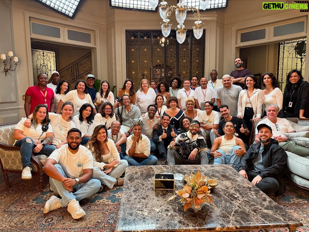 Lilia Cabral - 18.6K Likes - Nosso último dia no cenário dos Alencar. Essa equipe que foi tão querida, tão companheira, tão presente, alegre e divertida. Foram muitas cenas, grandes cenas! Foram muitos acertos! Obrigada a todos que fizeram esse barco navegar com respeito, profissionalismo e criatividade! ⭐️⭐️⭐️⭐️⭐️⭐️