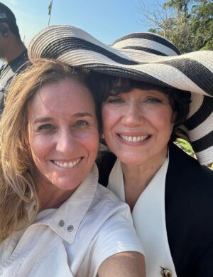 Lilia Cabral Instagram - Ninguém gosta de despedida. Eu me lembro quando o meu “nonno” veio da Itália de navio, e quando ele foi embora, fomos nos despedir no Porto de Santos. Fomos abanar o nosso lencinho. Era 1966, era época, era outra história. Eu tive muitas oportunidades nessa novela de dizer “na minha época” ou “naquela época”, e ainda “quando eu me lembro…”. Estamos acabando e certamente ficará dentro de todos nós uma sensação de nostalgia. Fui muito feliz ao lado de muita gente legal, ao lado de quem eu já conhecia, mas passei  admirar ainda mais. @nati.grimberg amo vc, sua dedicação, empenho e alegria! Com a Natália não é mais uma cena, é a cena!! Tudo tem importância, todos são importantes, tudo é luz e que luz!!!! @alessandrapoggiautora vcs foram uma dupla supimpa!!!! Hoje estou emocionada, mas amanhã pode ter certeza que vou entrar no set e perguntar “ hoje teremos café da manhã? ⭐️♥️
