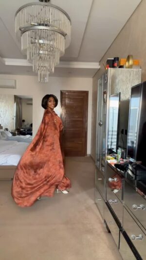 Lilian Esoro Instagram - Come with me to the office today. 
Let’s make our daily 2k together. 

Massive Christmas sales going on @liocaofficial. 

Outfit ~ @abayabylioca. 
Hair ~ @liocahair