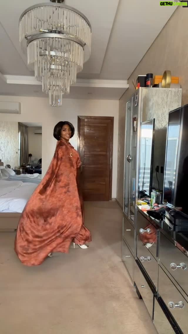 Lilian Esoro - 1.5K Likes - Come with me to the office today. 
Let’s make our daily 2k together. 

Massive Christmas sales going on @liocaofficial. 

Outfit ~ @abayabylioca. 
Hair ~ @liocahair