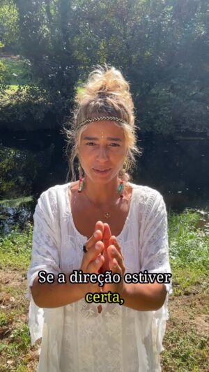 Liliana Almeida Instagram - Às vezes não precisas de mudar de vida.
Só de mudar a forma como a vês.

🌿 Três pequenas mudanças que transformam tudo:
1️⃣ Aceita o que é. A resistência dói mais do que a verdade.
2️⃣ Escuta o corpo. Ele sabe antes da mente.
3️⃣ Confia no tempo. A vida não falha o momento certo.

Quando a direção muda…
o caminho volta a fazer sentido. 🤍

#mudançadeolhar #consciência #curaemocional #somquecura #healingjourney #vibraçãopositiva