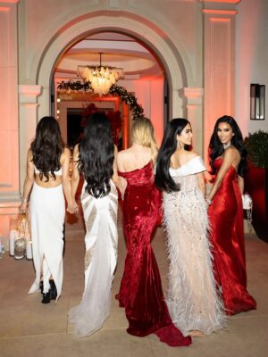 Lilly Ghalichi Instagram - Together, we glow ✨ Grateful to be surrounded by women who want me to shine 💫 
🎄@leylamilani glamorous holiday party