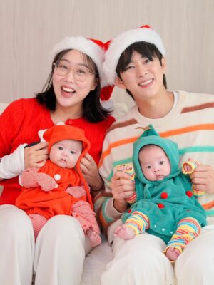 Lim La-la Instagram - 올 겨울엔 산타 할아버지가 저희집엔 안오신대요🎅
10월에 미리 오셔서 세상에서 제일 큰 선물을 
둘이나 주고 가셨거든요😊❤️

2014~2024 11번의 크리스마스는 둘이 함께
2025~ 12번째부터는 넷이 함께
우리 가족의 첫 크리스마스예요🎄
여러분도 메리크리스마스🤍

Santa skipped our house this year 🎅
He came early in October
with the greatest gifts of our lives — two ❤️
Our very first Christmas as four🎄
Merry Christmas🤍

#크리스마스 #christmas #강단남매 #쌍둥이