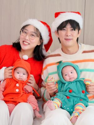 Lim La-la Instagram - 올 겨울엔 산타 할아버지가 저희집엔 안오신대요🎅
10월에 미리 오셔서 세상에서 제일 큰 선물을 
둘이나 주고 가셨거든요😊❤️

2014~2024 11번의 크리스마스는 둘이 함께
2025~ 12번째부터는 넷이 함께
우리 가족의 첫 크리스마스예요🎄
여러분도 메리크리스마스🤍

Santa skipped our house this year 🎅
He came early in October
with the greatest gifts of our lives — two ❤️
Our very first Christmas as four🎄
Merry Christmas🤍

#크리스마스 #christmas #강단남매 #쌍둥이