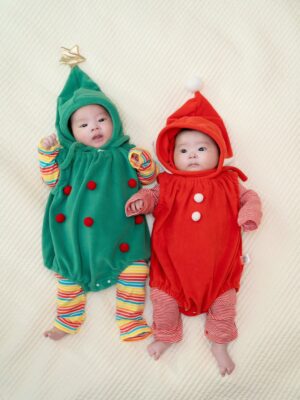 Lim La-la Instagram - 올 겨울엔 산타 할아버지가 저희집엔 안오신대요🎅
10월에 미리 오셔서 세상에서 제일 큰 선물을 
둘이나 주고 가셨거든요😊❤️

2014~2024 11번의 크리스마스는 둘이 함께
2025~ 12번째부터는 넷이 함께
우리 가족의 첫 크리스마스예요🎄
여러분도 메리크리스마스🤍

Santa skipped our house this year 🎅
He came early in October
with the greatest gifts of our lives — two ❤️
Our very first Christmas as four🎄
Merry Christmas🤍

#크리스마스 #christmas #강단남매 #쌍둥이
