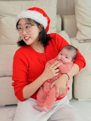 Lim La-la Instagram - 올 겨울엔 산타 할아버지가 저희집엔 안오신대요🎅
10월에 미리 오셔서 세상에서 제일 큰 선물을 
둘이나 주고 가셨거든요😊❤️

2014~2024 11번의 크리스마스는 둘이 함께
2025~ 12번째부터는 넷이 함께
우리 가족의 첫 크리스마스예요🎄
여러분도 메리크리스마스🤍

Santa skipped our house this year 🎅
He came early in October
with the greatest gifts of our lives — two ❤️
Our very first Christmas as four🎄
Merry Christmas🤍

#크리스마스 #christmas #강단남매 #쌍둥이