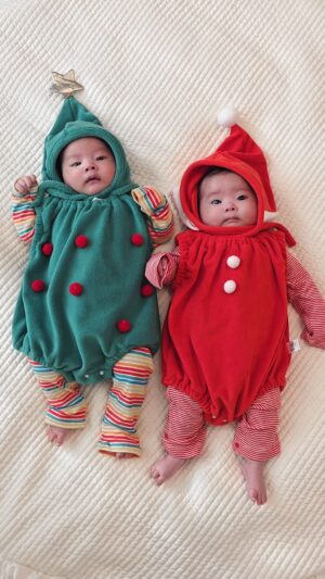 Lim La-la Instagram - 얍! 크리스마스 쌍둥이 요정 소환하는법🤹‍♀️ 
Christmas Twin Fairies! 강단남매가 전하는 
미리메리크리스마스🎅🎄
#쌍둥이 #크리스마스 #강단남매