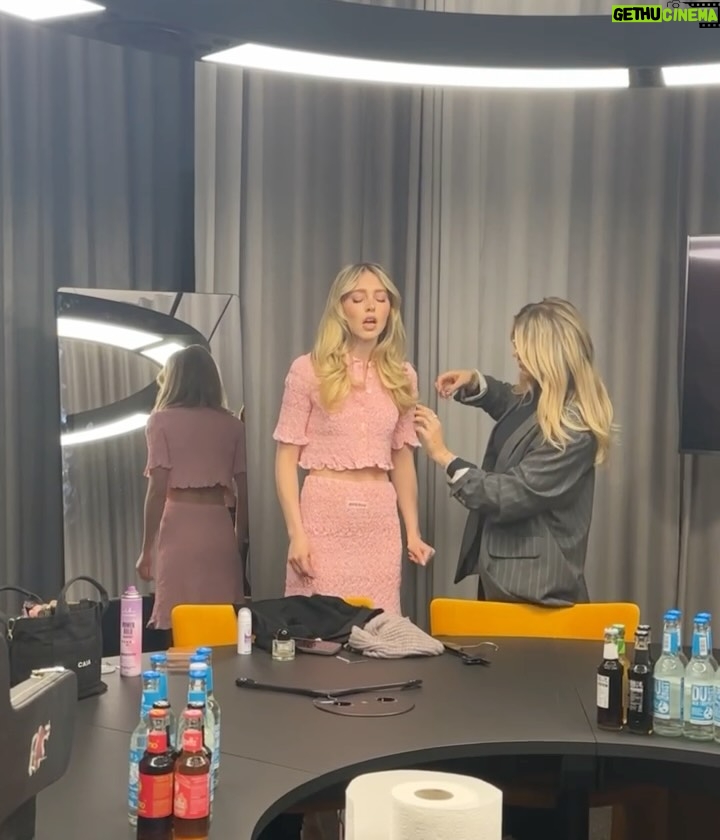 Lina Larissa Strahl - 3.7K Likes - Mein Melodrama Album erscheint in einer Woche.. immer, wenn ich versuche in Worte zu fassen, wie sich die letzten 2 Jahre angefühlt haben und wie (positiv) mich der ganze Prozess dieses Albums geprägt hat, setzen sich die Buchstaben in meinem Kopf nicht mehr richtig zusammen und die Worte wollen ihren Weg nicht ins Geschriebene finden. Yet, here I am, am Schreiben haha! Ich danke allen wunderbaren Menschen (& Hunden OBVS), die diese 15 Songs begleitet haben & noch begleiten werden🌸💖 es ist ja erst in einer Woche.. AHHH!🥹 die slides sind ein mini mini mini mini kleiner Ausschnitt der letzten Zeit- ich muss noch mehr posten haha! Ich hab das Gefühl, dass ich einen Teil von mir wieder gefunden habe, den ich lange vermisst hab. Freude am Musik machen, ehrlich sein mit dem was ich fühle & denke, auf mein Herz hören (the struggle is real) und ein bisschen von meiner Alles Rosa & Glitzer Phase wieder aufleben lassen (OGs wissen), nur eben als erwachsene Frau, die dieses mal glaube viele genervt hat, weil mein Perfektionismus stellenweise ne Therapiedecke gebraucht hätte.😮‍💨
Bei den letzten 4 slides, musste ich sehr schmunzeln. Einmal, auf Mallorca, gerade noch fähig zu stehen (den Kotz Witz hätte ich nicht machen sollen, das fand ich dann nachts gar nicht mehr lustig😂🤢), dann all dressed up beim Fitting- only positive energy for 2026, & dann hab ich noch 2 ältere Videos gefunden, das eine Backstage bei Let’s Dance, wo ich mal wieder beweise, dass solche Song Spiele schwierig für mich sind & als letztes, eine Aufnahme aus Januar 2024,…. wo ich mich gefühlt schon auf alles gefreut habe, was JETZT ansteht.. und natürlich auch war..🪽🦋🤍🤍🤍 danke für alle, die hier sind und sich auf den 23.01. freuen.