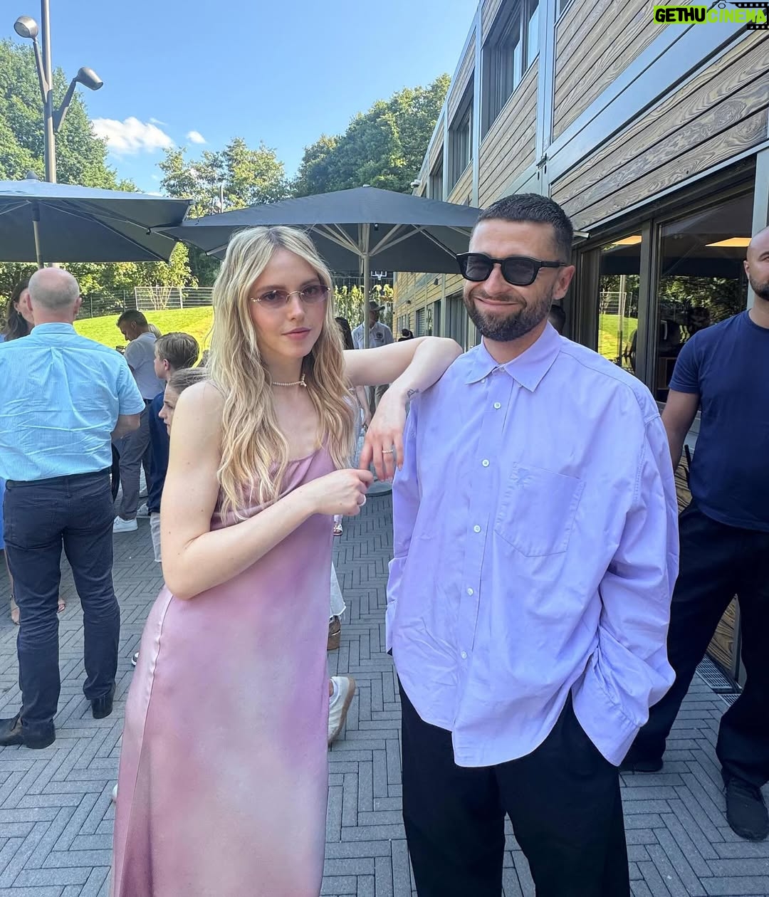 Lina Larissa Strahl - 3.7K Likes - Mein Melodrama Album erscheint in einer Woche.. immer, wenn ich versuche in Worte zu fassen, wie sich die letzten 2 Jahre angefühlt haben und wie (positiv) mich der ganze Prozess dieses Albums geprägt hat, setzen sich die Buchstaben in meinem Kopf nicht mehr richtig zusammen und die Worte wollen ihren Weg nicht ins Geschriebene finden. Yet, here I am, am Schreiben haha! Ich danke allen wunderbaren Menschen (& Hunden OBVS), die diese 15 Songs begleitet haben & noch begleiten werden🌸💖 es ist ja erst in einer Woche.. AHHH!🥹 die slides sind ein mini mini mini mini kleiner Ausschnitt der letzten Zeit- ich muss noch mehr posten haha! Ich hab das Gefühl, dass ich einen Teil von mir wieder gefunden habe, den ich lange vermisst hab. Freude am Musik machen, ehrlich sein mit dem was ich fühle & denke, auf mein Herz hören (the struggle is real) und ein bisschen von meiner Alles Rosa & Glitzer Phase wieder aufleben lassen (OGs wissen), nur eben als erwachsene Frau, die dieses mal glaube viele genervt hat, weil mein Perfektionismus stellenweise ne Therapiedecke gebraucht hätte.😮‍💨
Bei den letzten 4 slides, musste ich sehr schmunzeln. Einmal, auf Mallorca, gerade noch fähig zu stehen (den Kotz Witz hätte ich nicht machen sollen, das fand ich dann nachts gar nicht mehr lustig😂🤢), dann all dressed up beim Fitting- only positive energy for 2026, & dann hab ich noch 2 ältere Videos gefunden, das eine Backstage bei Let’s Dance, wo ich mal wieder beweise, dass solche Song Spiele schwierig für mich sind & als letztes, eine Aufnahme aus Januar 2024,…. wo ich mich gefühlt schon auf alles gefreut habe, was JETZT ansteht.. und natürlich auch war..🪽🦋🤍🤍🤍 danke für alle, die hier sind und sich auf den 23.01. freuen.
