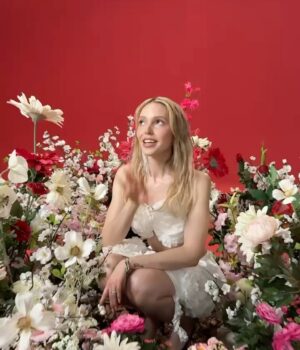 Lina Larissa Strahl Instagram - Mein Melodrama Album erscheint in einer Woche.. immer, wenn ich versuche in Worte zu fassen, wie sich die letzten 2 Jahre angefühlt haben und wie (positiv) mich der ganze Prozess dieses Albums geprägt hat, setzen sich die Buchstaben in meinem Kopf nicht mehr richtig zusammen und die Worte wollen ihren Weg nicht ins Geschriebene finden. Yet, here I am, am Schreiben haha! Ich danke allen wunderbaren Menschen (& Hunden OBVS), die diese 15 Songs begleitet haben & noch begleiten werden🌸💖 es ist ja erst in einer Woche.. AHHH!🥹 die slides sind ein mini mini mini mini kleiner Ausschnitt der letzten Zeit- ich muss noch mehr posten haha! Ich hab das Gefühl, dass ich einen Teil von mir wieder gefunden habe, den ich lange vermisst hab. Freude am Musik machen, ehrlich sein mit dem was ich fühle & denke, auf mein Herz hören (the struggle is real) und ein bisschen von meiner Alles Rosa & Glitzer Phase wieder aufleben lassen (OGs wissen), nur eben als erwachsene Frau, die dieses mal glaube viele genervt hat, weil mein Perfektionismus stellenweise ne Therapiedecke gebraucht hätte.😮💨
Bei den letzten 4 slides, musste ich sehr schmunzeln. Einmal, auf Mallorca, gerade noch fähig zu stehen (den Kotz Witz hätte ich nicht machen sollen, das fand ich dann nachts gar nicht mehr lustig😂🤢), dann all dressed up beim Fitting- only positive energy for 2026, & dann hab ich noch 2 ältere Videos gefunden, das eine Backstage bei Let’s Dance, wo ich mal wieder beweise, dass solche Song Spiele schwierig für mich sind & als letztes, eine Aufnahme aus Januar 2024,…. wo ich mich gefühlt schon auf alles gefreut habe, was JETZT ansteht.. und natürlich auch war..🪽🦋🤍🤍🤍 danke für alle, die hier sind und sich auf den 23.01. freuen.