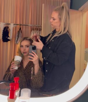 Lina Larissa Strahl Instagram - Mein Melodrama Album erscheint in einer Woche.. immer, wenn ich versuche in Worte zu fassen, wie sich die letzten 2 Jahre angefühlt haben und wie (positiv) mich der ganze Prozess dieses Albums geprägt hat, setzen sich die Buchstaben in meinem Kopf nicht mehr richtig zusammen und die Worte wollen ihren Weg nicht ins Geschriebene finden. Yet, here I am, am Schreiben haha! Ich danke allen wunderbaren Menschen (& Hunden OBVS), die diese 15 Songs begleitet haben & noch begleiten werden🌸💖 es ist ja erst in einer Woche.. AHHH!🥹 die slides sind ein mini mini mini mini kleiner Ausschnitt der letzten Zeit- ich muss noch mehr posten haha! Ich hab das Gefühl, dass ich einen Teil von mir wieder gefunden habe, den ich lange vermisst hab. Freude am Musik machen, ehrlich sein mit dem was ich fühle & denke, auf mein Herz hören (the struggle is real) und ein bisschen von meiner Alles Rosa & Glitzer Phase wieder aufleben lassen (OGs wissen), nur eben als erwachsene Frau, die dieses mal glaube viele genervt hat, weil mein Perfektionismus stellenweise ne Therapiedecke gebraucht hätte.😮💨
Bei den letzten 4 slides, musste ich sehr schmunzeln. Einmal, auf Mallorca, gerade noch fähig zu stehen (den Kotz Witz hätte ich nicht machen sollen, das fand ich dann nachts gar nicht mehr lustig😂🤢), dann all dressed up beim Fitting- only positive energy for 2026, & dann hab ich noch 2 ältere Videos gefunden, das eine Backstage bei Let’s Dance, wo ich mal wieder beweise, dass solche Song Spiele schwierig für mich sind & als letztes, eine Aufnahme aus Januar 2024,…. wo ich mich gefühlt schon auf alles gefreut habe, was JETZT ansteht.. und natürlich auch war..🪽🦋🤍🤍🤍 danke für alle, die hier sind und sich auf den 23.01. freuen.