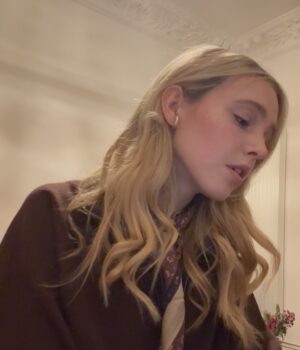 Lina Larissa Strahl Instagram - Mein Melodrama Album erscheint in einer Woche.. immer, wenn ich versuche in Worte zu fassen, wie sich die letzten 2 Jahre angefühlt haben und wie (positiv) mich der ganze Prozess dieses Albums geprägt hat, setzen sich die Buchstaben in meinem Kopf nicht mehr richtig zusammen und die Worte wollen ihren Weg nicht ins Geschriebene finden. Yet, here I am, am Schreiben haha! Ich danke allen wunderbaren Menschen (& Hunden OBVS), die diese 15 Songs begleitet haben & noch begleiten werden🌸💖 es ist ja erst in einer Woche.. AHHH!🥹 die slides sind ein mini mini mini mini kleiner Ausschnitt der letzten Zeit- ich muss noch mehr posten haha! Ich hab das Gefühl, dass ich einen Teil von mir wieder gefunden habe, den ich lange vermisst hab. Freude am Musik machen, ehrlich sein mit dem was ich fühle & denke, auf mein Herz hören (the struggle is real) und ein bisschen von meiner Alles Rosa & Glitzer Phase wieder aufleben lassen (OGs wissen), nur eben als erwachsene Frau, die dieses mal glaube viele genervt hat, weil mein Perfektionismus stellenweise ne Therapiedecke gebraucht hätte.😮💨
Bei den letzten 4 slides, musste ich sehr schmunzeln. Einmal, auf Mallorca, gerade noch fähig zu stehen (den Kotz Witz hätte ich nicht machen sollen, das fand ich dann nachts gar nicht mehr lustig😂🤢), dann all dressed up beim Fitting- only positive energy for 2026, & dann hab ich noch 2 ältere Videos gefunden, das eine Backstage bei Let’s Dance, wo ich mal wieder beweise, dass solche Song Spiele schwierig für mich sind & als letztes, eine Aufnahme aus Januar 2024,…. wo ich mich gefühlt schon auf alles gefreut habe, was JETZT ansteht.. und natürlich auch war..🪽🦋🤍🤍🤍 danke für alle, die hier sind und sich auf den 23.01. freuen.