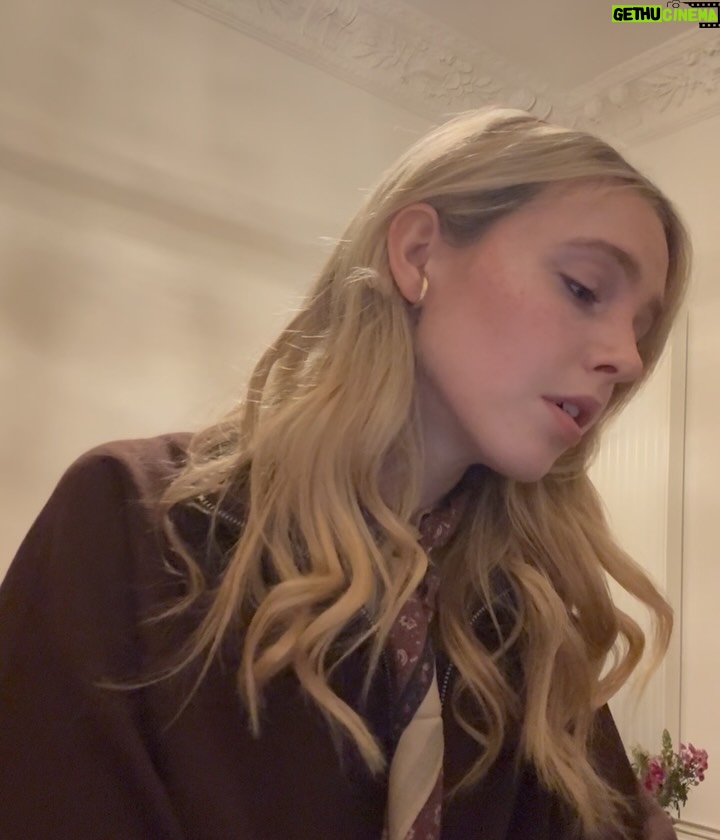 Lina Larissa Strahl - 3.7K Likes - Mein Melodrama Album erscheint in einer Woche.. immer, wenn ich versuche in Worte zu fassen, wie sich die letzten 2 Jahre angefühlt haben und wie (positiv) mich der ganze Prozess dieses Albums geprägt hat, setzen sich die Buchstaben in meinem Kopf nicht mehr richtig zusammen und die Worte wollen ihren Weg nicht ins Geschriebene finden. Yet, here I am, am Schreiben haha! Ich danke allen wunderbaren Menschen (& Hunden OBVS), die diese 15 Songs begleitet haben & noch begleiten werden🌸💖 es ist ja erst in einer Woche.. AHHH!🥹 die slides sind ein mini mini mini mini kleiner Ausschnitt der letzten Zeit- ich muss noch mehr posten haha! Ich hab das Gefühl, dass ich einen Teil von mir wieder gefunden habe, den ich lange vermisst hab. Freude am Musik machen, ehrlich sein mit dem was ich fühle & denke, auf mein Herz hören (the struggle is real) und ein bisschen von meiner Alles Rosa & Glitzer Phase wieder aufleben lassen (OGs wissen), nur eben als erwachsene Frau, die dieses mal glaube viele genervt hat, weil mein Perfektionismus stellenweise ne Therapiedecke gebraucht hätte.😮‍💨
Bei den letzten 4 slides, musste ich sehr schmunzeln. Einmal, auf Mallorca, gerade noch fähig zu stehen (den Kotz Witz hätte ich nicht machen sollen, das fand ich dann nachts gar nicht mehr lustig😂🤢), dann all dressed up beim Fitting- only positive energy for 2026, & dann hab ich noch 2 ältere Videos gefunden, das eine Backstage bei Let’s Dance, wo ich mal wieder beweise, dass solche Song Spiele schwierig für mich sind & als letztes, eine Aufnahme aus Januar 2024,…. wo ich mich gefühlt schon auf alles gefreut habe, was JETZT ansteht.. und natürlich auch war..🪽🦋🤍🤍🤍 danke für alle, die hier sind und sich auf den 23.01. freuen.