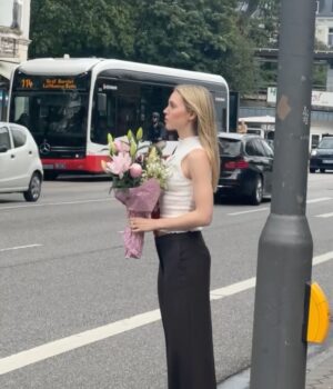 Lina Larissa Strahl Instagram - Mein Melodrama Album erscheint in einer Woche.. immer, wenn ich versuche in Worte zu fassen, wie sich die letzten 2 Jahre angefühlt haben und wie (positiv) mich der ganze Prozess dieses Albums geprägt hat, setzen sich die Buchstaben in meinem Kopf nicht mehr richtig zusammen und die Worte wollen ihren Weg nicht ins Geschriebene finden. Yet, here I am, am Schreiben haha! Ich danke allen wunderbaren Menschen (& Hunden OBVS), die diese 15 Songs begleitet haben & noch begleiten werden🌸💖 es ist ja erst in einer Woche.. AHHH!🥹 die slides sind ein mini mini mini mini kleiner Ausschnitt der letzten Zeit- ich muss noch mehr posten haha! Ich hab das Gefühl, dass ich einen Teil von mir wieder gefunden habe, den ich lange vermisst hab. Freude am Musik machen, ehrlich sein mit dem was ich fühle & denke, auf mein Herz hören (the struggle is real) und ein bisschen von meiner Alles Rosa & Glitzer Phase wieder aufleben lassen (OGs wissen), nur eben als erwachsene Frau, die dieses mal glaube viele genervt hat, weil mein Perfektionismus stellenweise ne Therapiedecke gebraucht hätte.😮💨
Bei den letzten 4 slides, musste ich sehr schmunzeln. Einmal, auf Mallorca, gerade noch fähig zu stehen (den Kotz Witz hätte ich nicht machen sollen, das fand ich dann nachts gar nicht mehr lustig😂🤢), dann all dressed up beim Fitting- only positive energy for 2026, & dann hab ich noch 2 ältere Videos gefunden, das eine Backstage bei Let’s Dance, wo ich mal wieder beweise, dass solche Song Spiele schwierig für mich sind & als letztes, eine Aufnahme aus Januar 2024,…. wo ich mich gefühlt schon auf alles gefreut habe, was JETZT ansteht.. und natürlich auch war..🪽🦋🤍🤍🤍 danke für alle, die hier sind und sich auf den 23.01. freuen.