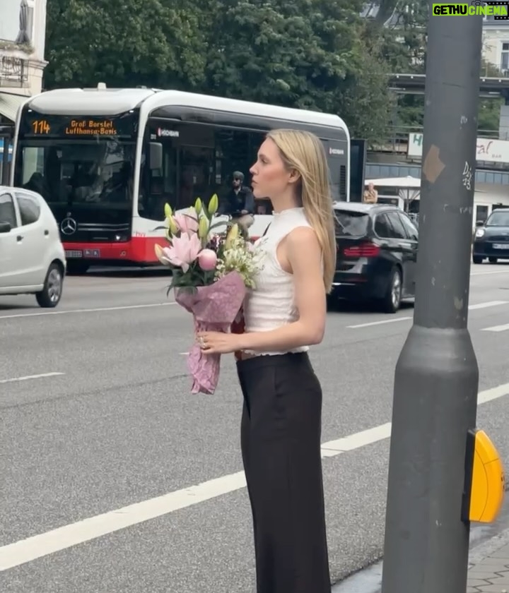 Lina Larissa Strahl - 3.7K Likes - Mein Melodrama Album erscheint in einer Woche.. immer, wenn ich versuche in Worte zu fassen, wie sich die letzten 2 Jahre angefühlt haben und wie (positiv) mich der ganze Prozess dieses Albums geprägt hat, setzen sich die Buchstaben in meinem Kopf nicht mehr richtig zusammen und die Worte wollen ihren Weg nicht ins Geschriebene finden. Yet, here I am, am Schreiben haha! Ich danke allen wunderbaren Menschen (& Hunden OBVS), die diese 15 Songs begleitet haben & noch begleiten werden🌸💖 es ist ja erst in einer Woche.. AHHH!🥹 die slides sind ein mini mini mini mini kleiner Ausschnitt der letzten Zeit- ich muss noch mehr posten haha! Ich hab das Gefühl, dass ich einen Teil von mir wieder gefunden habe, den ich lange vermisst hab. Freude am Musik machen, ehrlich sein mit dem was ich fühle & denke, auf mein Herz hören (the struggle is real) und ein bisschen von meiner Alles Rosa & Glitzer Phase wieder aufleben lassen (OGs wissen), nur eben als erwachsene Frau, die dieses mal glaube viele genervt hat, weil mein Perfektionismus stellenweise ne Therapiedecke gebraucht hätte.😮‍💨
Bei den letzten 4 slides, musste ich sehr schmunzeln. Einmal, auf Mallorca, gerade noch fähig zu stehen (den Kotz Witz hätte ich nicht machen sollen, das fand ich dann nachts gar nicht mehr lustig😂🤢), dann all dressed up beim Fitting- only positive energy for 2026, & dann hab ich noch 2 ältere Videos gefunden, das eine Backstage bei Let’s Dance, wo ich mal wieder beweise, dass solche Song Spiele schwierig für mich sind & als letztes, eine Aufnahme aus Januar 2024,…. wo ich mich gefühlt schon auf alles gefreut habe, was JETZT ansteht.. und natürlich auch war..🪽🦋🤍🤍🤍 danke für alle, die hier sind und sich auf den 23.01. freuen.
