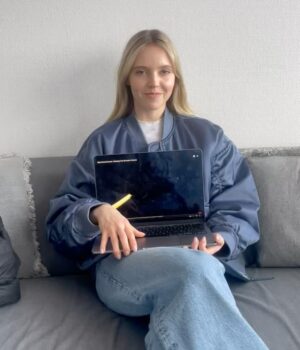 Lina Larissa Strahl Instagram - Mein Melodrama Album erscheint in einer Woche.. immer, wenn ich versuche in Worte zu fassen, wie sich die letzten 2 Jahre angefühlt haben und wie (positiv) mich der ganze Prozess dieses Albums geprägt hat, setzen sich die Buchstaben in meinem Kopf nicht mehr richtig zusammen und die Worte wollen ihren Weg nicht ins Geschriebene finden. Yet, here I am, am Schreiben haha! Ich danke allen wunderbaren Menschen (& Hunden OBVS), die diese 15 Songs begleitet haben & noch begleiten werden🌸💖 es ist ja erst in einer Woche.. AHHH!🥹 die slides sind ein mini mini mini mini kleiner Ausschnitt der letzten Zeit- ich muss noch mehr posten haha! Ich hab das Gefühl, dass ich einen Teil von mir wieder gefunden habe, den ich lange vermisst hab. Freude am Musik machen, ehrlich sein mit dem was ich fühle & denke, auf mein Herz hören (the struggle is real) und ein bisschen von meiner Alles Rosa & Glitzer Phase wieder aufleben lassen (OGs wissen), nur eben als erwachsene Frau, die dieses mal glaube viele genervt hat, weil mein Perfektionismus stellenweise ne Therapiedecke gebraucht hätte.😮💨
Bei den letzten 4 slides, musste ich sehr schmunzeln. Einmal, auf Mallorca, gerade noch fähig zu stehen (den Kotz Witz hätte ich nicht machen sollen, das fand ich dann nachts gar nicht mehr lustig😂🤢), dann all dressed up beim Fitting- only positive energy for 2026, & dann hab ich noch 2 ältere Videos gefunden, das eine Backstage bei Let’s Dance, wo ich mal wieder beweise, dass solche Song Spiele schwierig für mich sind & als letztes, eine Aufnahme aus Januar 2024,…. wo ich mich gefühlt schon auf alles gefreut habe, was JETZT ansteht.. und natürlich auch war..🪽🦋🤍🤍🤍 danke für alle, die hier sind und sich auf den 23.01. freuen.