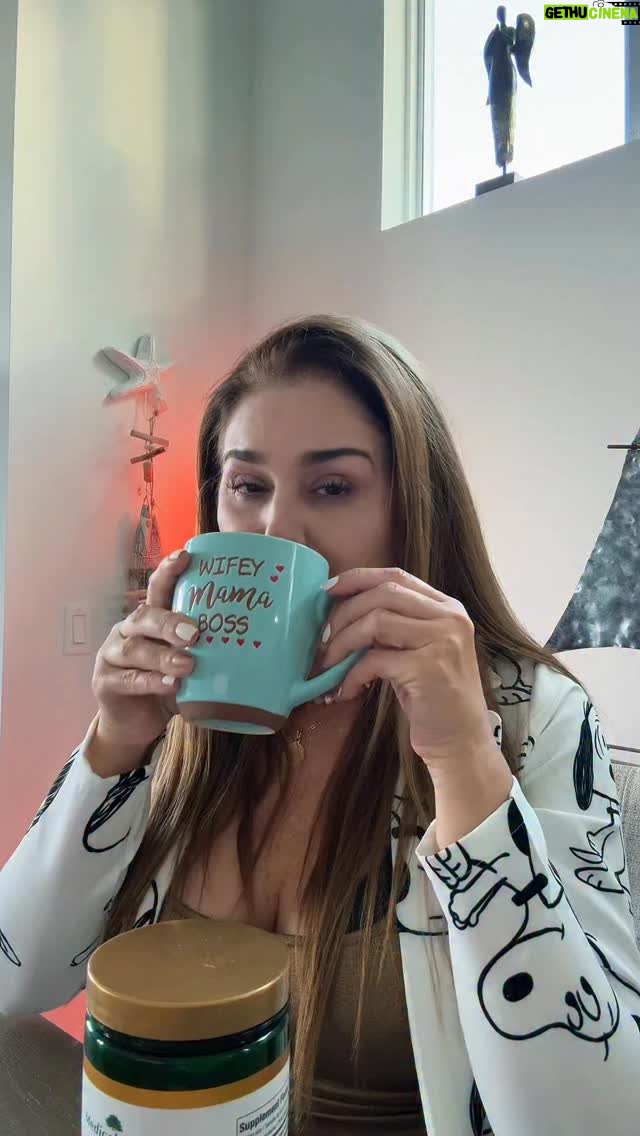 Linda Lucía Callejas - 185 Likes - ✨ Hubo un tiempo en el que mi piel estaba reseca, mi cabello no crecía… y sobre todo, yo me estaba olvidando de mí.

Hasta que entendí algo:
cuidarme no era un lujo, era una decisión.
Elegirme no era egoísmo, era amor propio.

Empecé a buscar algo que realmente acompañara mi proceso…
y ahí encontré el biocolágeno. 🌿✨

Pero más allá del producto, encontré un mensaje:
✨ No te acostumbres a sentirte “más o menos”.
✨ No normalices vivir sin energía, sin brillo, sin bienestar.
✨ No postergues la versión de ti que mereces ser.

Elegirse es tomar decisiones sabias.
Es escucharte.
Es priorizarte.
Es decir: yo sí valgo este cuidado.

Gracias @medicalgreen por acompañarme en este camino de bienestar real 💚

Si estás en tu propio proceso… este puede ser tu primer paso. 🌱

#ElegirmeEsAmarme #MedicalGreen #BienestarNatural #AmorPropio #LindaLucia #SaludConsciente #GlowDesdeAdentro #DecisionesSabias