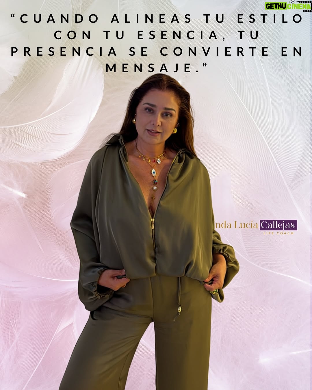 Linda Lucía Callejas - 575 Likes - Sigues cumpliendo las expectativas de otros?
Durante años creímos que había que adaptarse, encajar, cumplir expectativas.
Pero con el tiempo entendí algo esencial: la coherencia es la verdadera fuerza.

Cuando tu estilo nace desde tu esencia,
cuando eliges cómo te muestras al mundo desde la verdad y no desde la aprobación,
tu presencia deja de ser imagen… y se convierte en mensaje.

No se trata de moda.
Se trata de identidad.
De vivir alineada, hablar con intención y caminar con propósito.

✨ La vida cambia cuando te permites ser exactamente quien eres.
Y eso… se nota.
Mi outfit @magnoliashops__