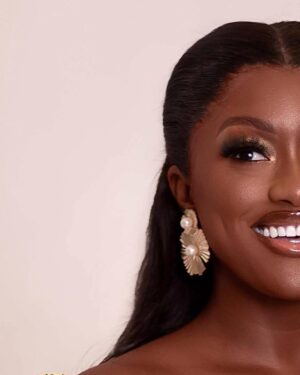 Linda Osifo Instagram - Normally, you should feel it. It gets better. My month of July⭐️.
New Week! #NewVibes #LAO 🤎
—————————
#outfit @weyimiii
#mua @beautybyluch
#hairstylist @daves_classik
#photo @yomi.visuals
#stylist @lindaosifo_instyles