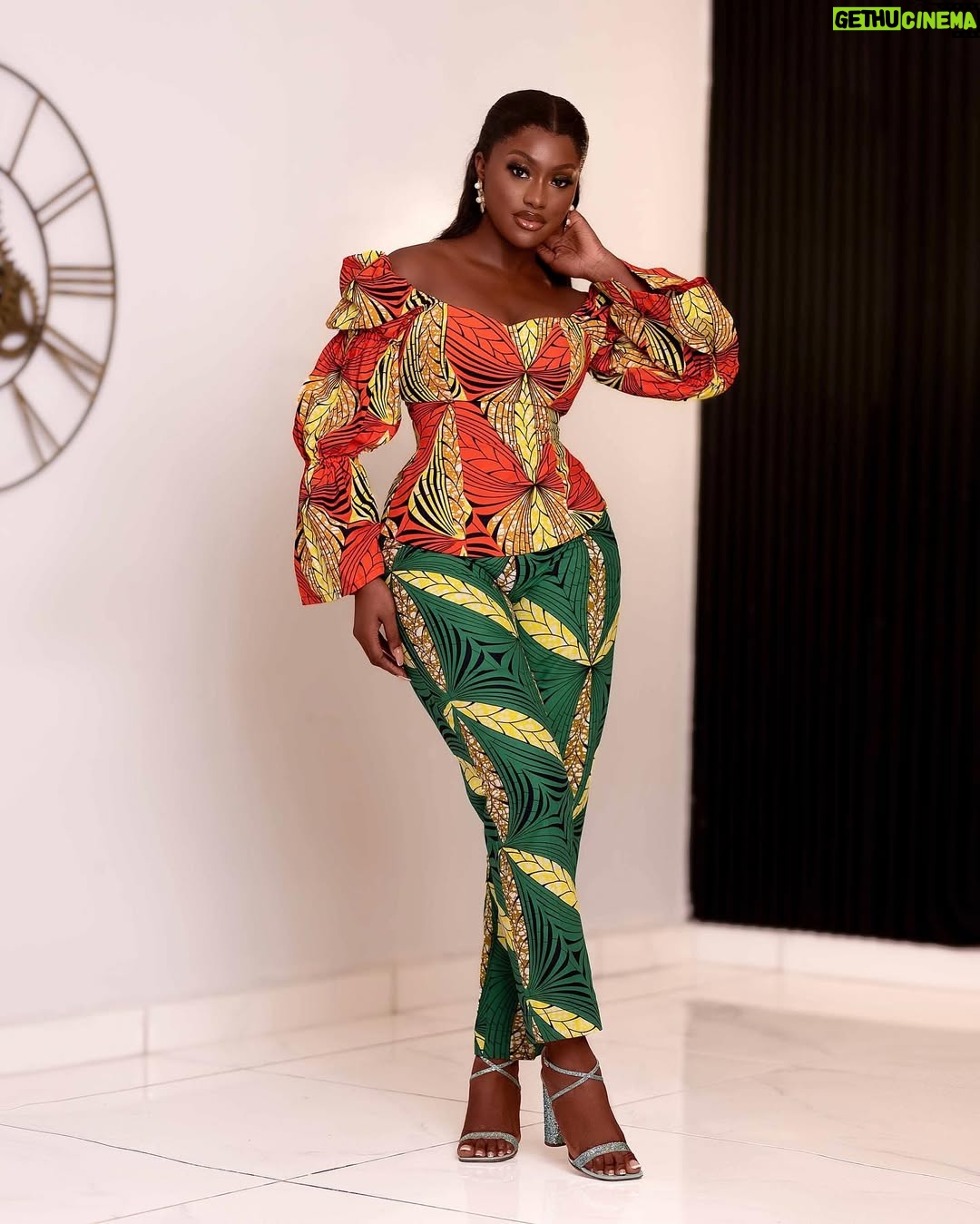 Linda Osifo - 20.6K Likes - Normally, you should feel it. It gets better. My month of July⭐️.

New Week! #NewVibes #LAO 🤎
—————————
#outfit @weyimiii 
#mua @beautybyluch 
#hairstylist @daves_classik 
#photo @yomi.visuals 
#stylist @lindaosifo_instyles