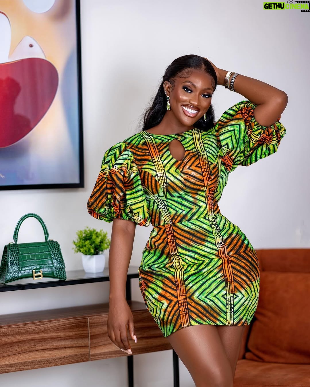 Linda Osifo - 66K Likes - A phenomenal daughter..😁🥰

Greatness is right at the tip of your fingers. It’s another beautiful week 🥂🤎

#Dress @suemanuell 

#Lindaosifo #LifeAndLinda