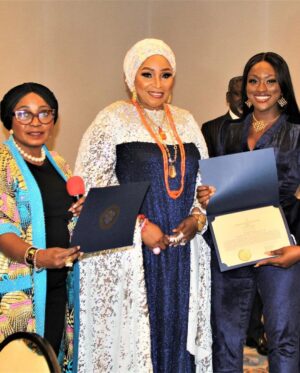 Linda Osifo Instagram - Passion is an important element in success. But executing is a vital step to the growth. -LAO
I’m so grateful to God for everything.
Here I am sharing a beautiful moment with a role model I look towards, Dr, veteran, Queen, screen goddess @realomosexy at the Entrepreneurial Leadership summit in Houston,Texas.
#📸 @akintayotimi
#lindaOsifo #LAO