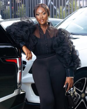 Linda Osifo Instagram - Good Friday, good people.🤎
April 5th look for @tecnomobileng #PhanthomVFold launch
#Outfit #blouse by @ciscacecilrtw & trouser by @julyetpeters
#LindaOsifoXTecno
#unfoldextraordinary
#phantomVFold
